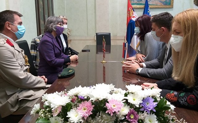 Poseta britanske ambasadorke i skandal u domaćoj režiji