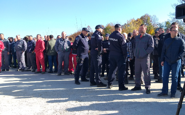 Kordon policije razdvaja dve strane