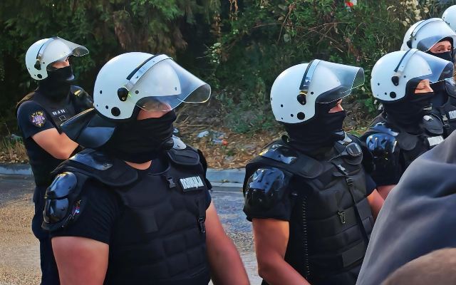 Полицајац теже повређен у Косјерићу, задобио потрес мозга