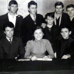 004-Misa-medju-mladim-uzickim-pesnicima-sede-s-leva-Dusan-Kojic-Jovan-Desnica-Vera-Nestorov