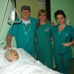 Dr Aco Moljevic sa bakom Stanimirkom i osobljem intenzivne nege