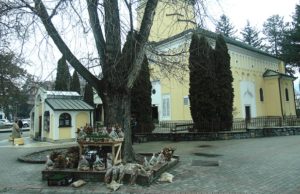 Paljenje badnjaka i lomljenje česnice uz protivepidemijske mere