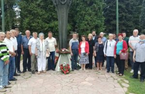 Venci na spomen-obeležje u Sevojnu