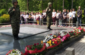 Venci na Partizanskom groblju povodom Dana pobede