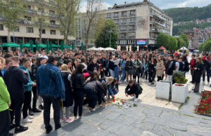 Učenici užičkih škola odaju počast