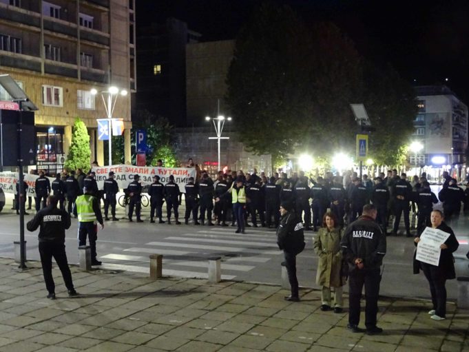 Policija napravila živi štit