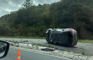 Udes na Zlatiborskom putu, jedno vozilo se prevrnulo