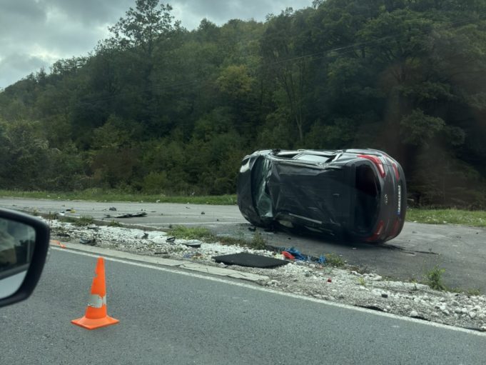 Udes na Zlatiborskom putu, jedno vozilo se prevrnulo