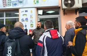 Poreski inspektori ponovo u radnji aktiviste „Da ne dišemo Duboko“, građani se okupili u znak podrške