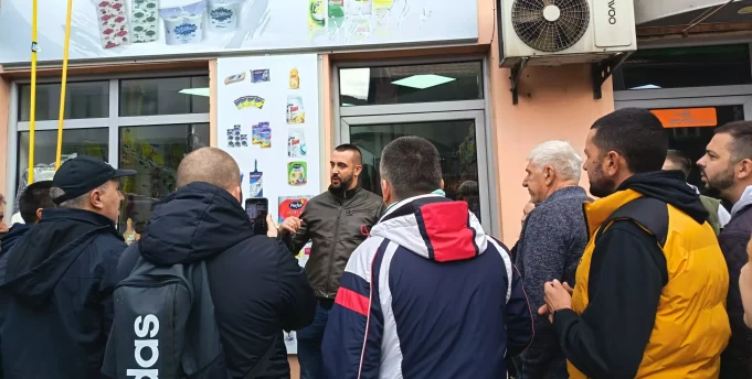 Poreski inspektori ponovo u radnji aktiviste „Da ne dišemo Duboko“, građani se okupili u znak podrške