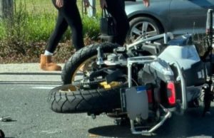 Motorciklista podleteo pod automobil kod Požege