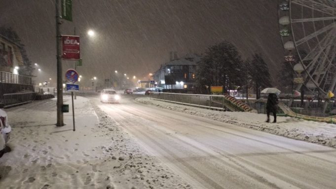 Prve snežne padavine zadale probleme u saobraćaju: “Putevi Srbije” upozoravaju na opreznu vožnju