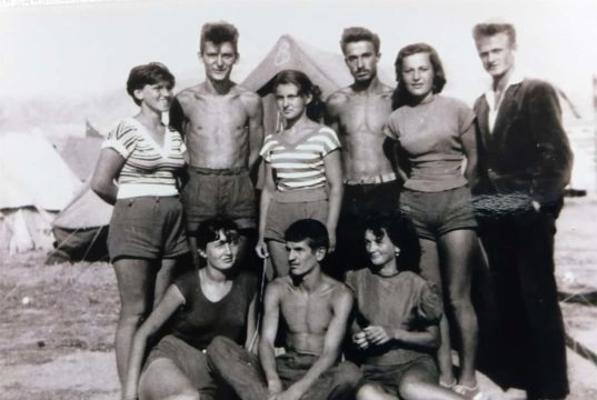 Хеј, хај, руке младе...