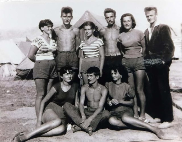 Хеј, хај, руке младе...