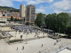 Užički maturanti zaplesali u podne na Trgu partizana (VIDEO)