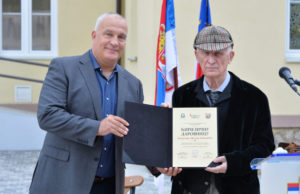 Matiji Bećkoviću uručena „Ćirilična darovnica“