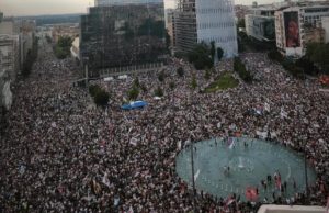 Veliki broj građana na studentskom skupu na Slaviji (VIDEO)