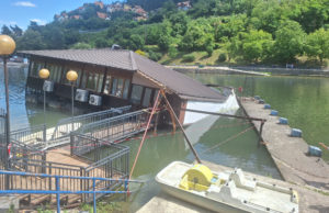 Voda ispravna, ali kupanje zabranjeno zbog oštećenog splava