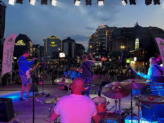 „Moondance“ nastupio na Kraljevom trgu izvodeći rok hitove